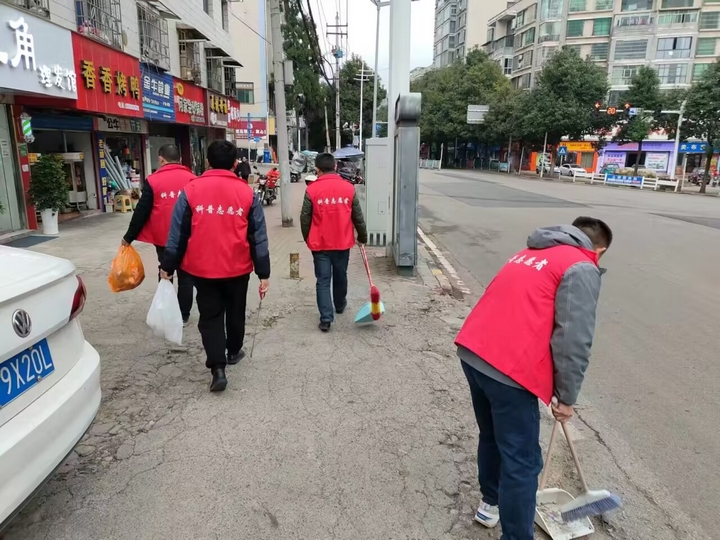 图为：开展志愿服务活动 (2).jpg