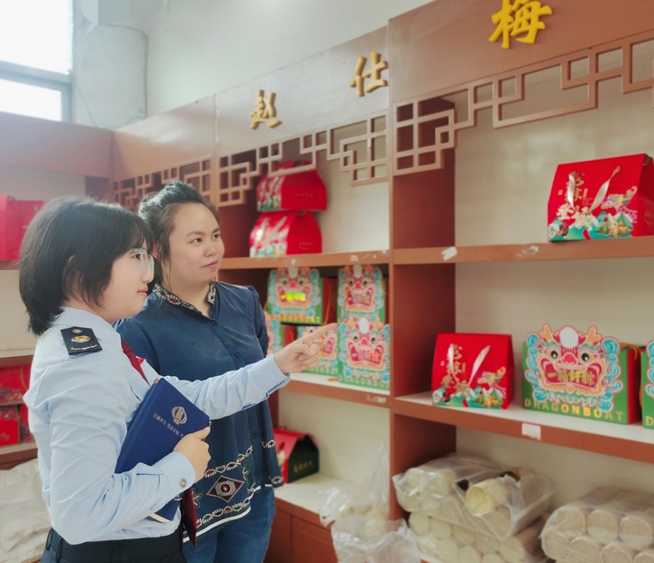 福泉市税务局干部到福泉市赵仕梅月饼厂开展“端午粽飘香，民法伴前行”活动。