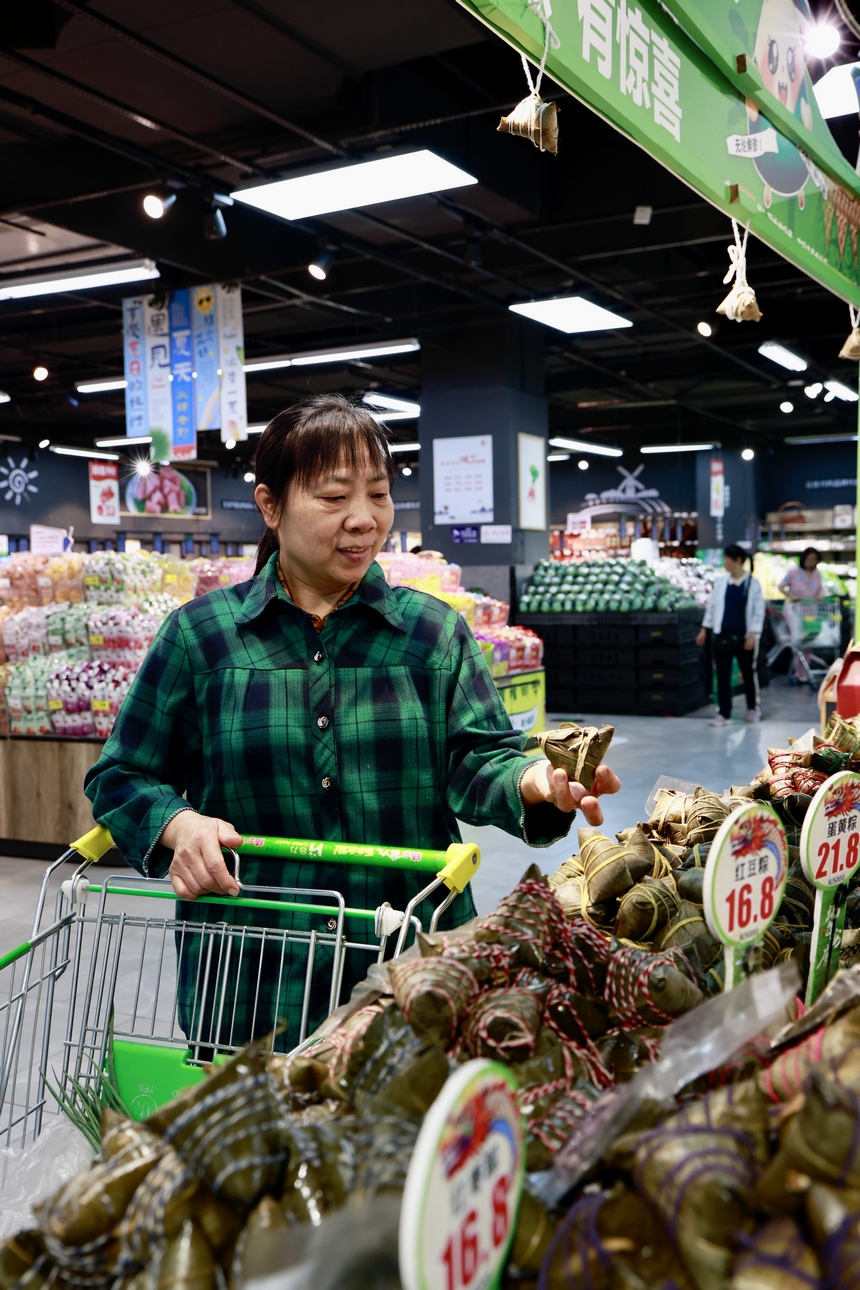 市民在超市挑选粽子。