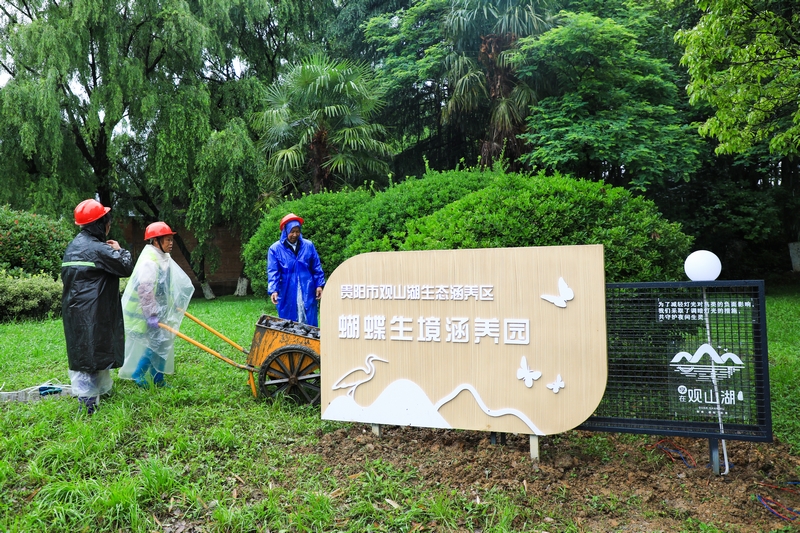施工现场,工人们各司其职。