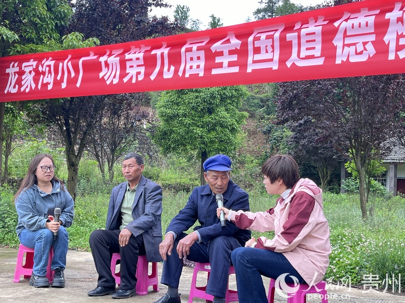 邹广阳、邹广周两兄弟分享为烈士义务守墓的故事。人民网 陈洁泉摄.jpg