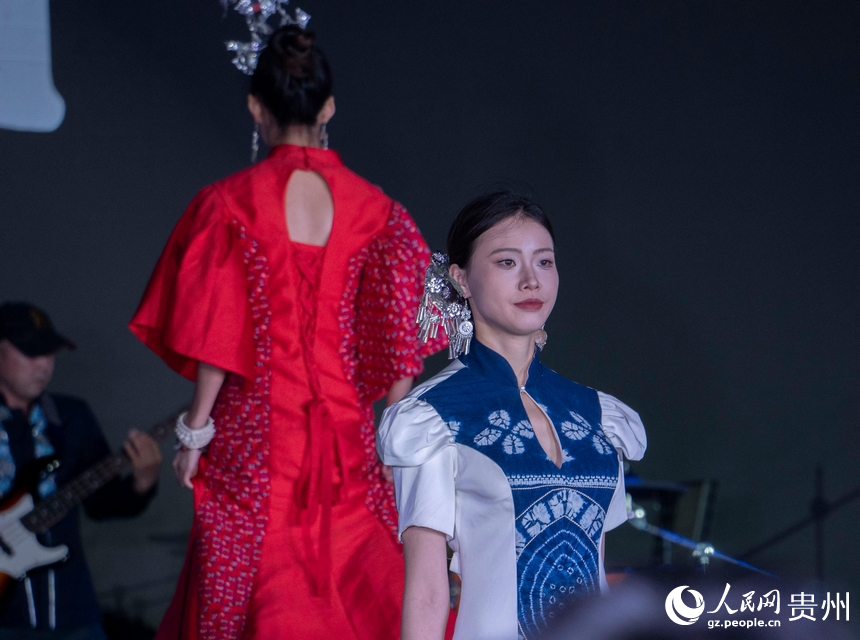 5月29日晚，貴州“村T”團隊為多彩貴州城市民游客獻上一場精彩的走秀展演。人民網 龍章榆攝