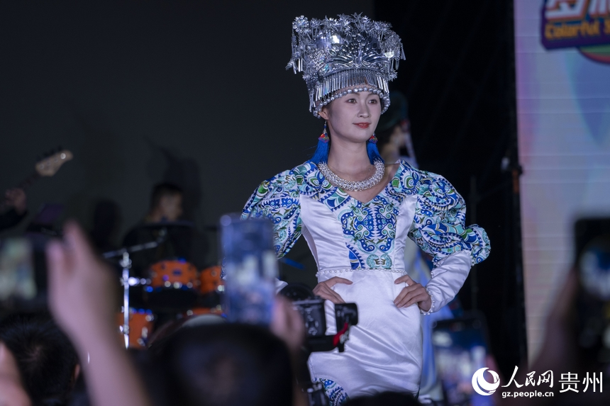 5月29日晚，贵州“村T”团队为多彩贵州城市民游客献上一场精彩的走秀展演。人民网 龙章榆摄