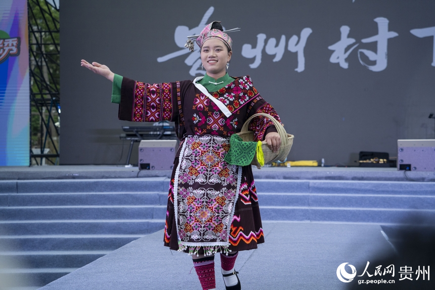 5月29日晚，贵州“村T”团队为多彩贵州城市民游客献上一场精彩的走秀展演。人民网 龙章榆摄