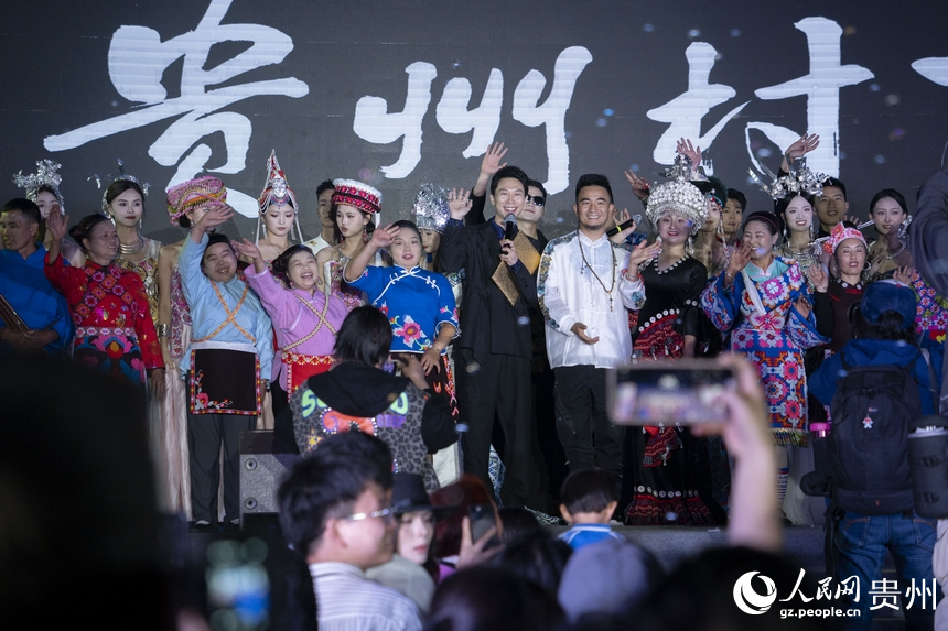 5月29日晚，贵州“村T”团队为多彩贵州城市民游客献上一场精彩的走秀展演。人民网 龙章榆摄
