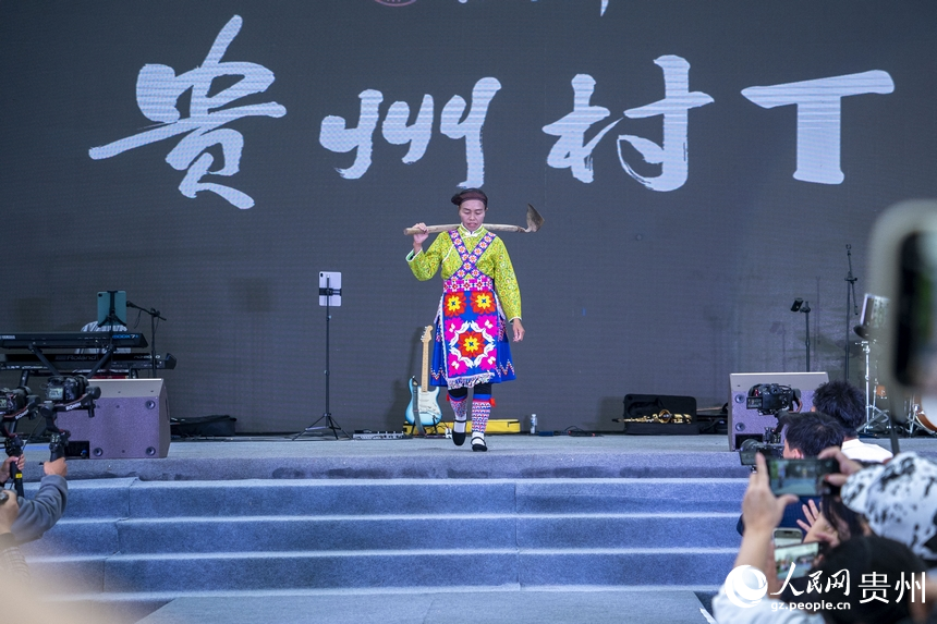 5月29日晚，贵州“村T”团队为多彩贵州城市民游客献上一场精彩的走秀展演。人民网 龙章榆摄