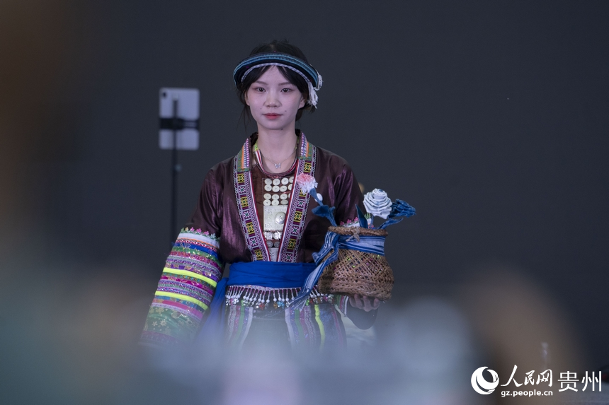 5月29日晚，贵州“村T”团队为多彩贵州城市民游客献上一场精彩的走秀展演。人民网 龙章榆摄