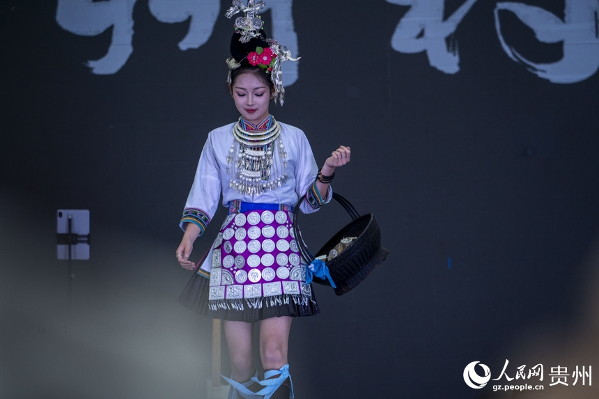 5月29日晚，贵州“村T”团队为多彩贵州城市民游客献上一场精彩的走秀展演。人民网 龙章榆摄