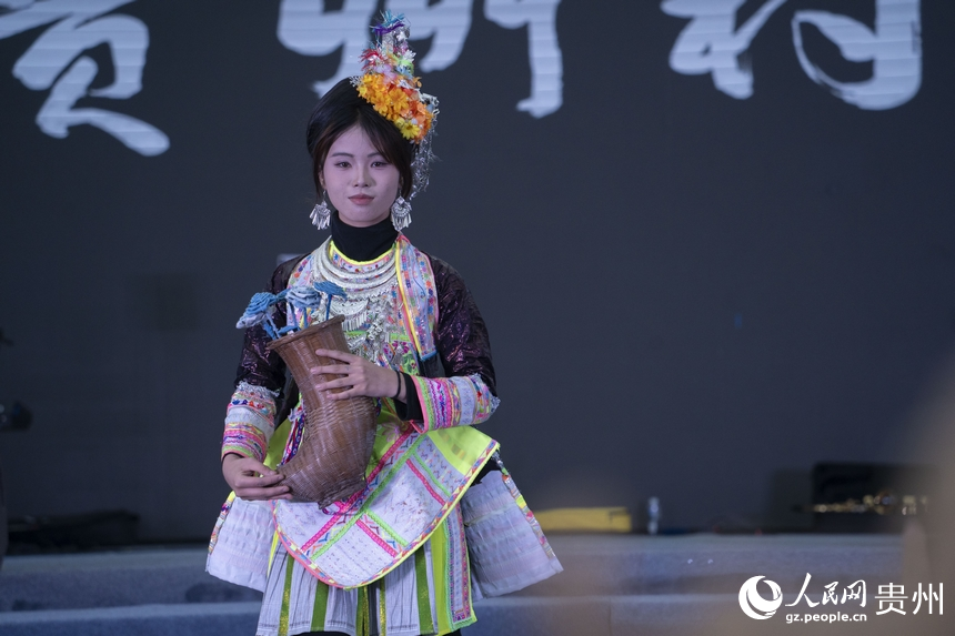 5月29日晚，贵州“村T”团队为多彩贵州城市民游客献上一场精彩的走秀展演。人民网 龙章榆摄
