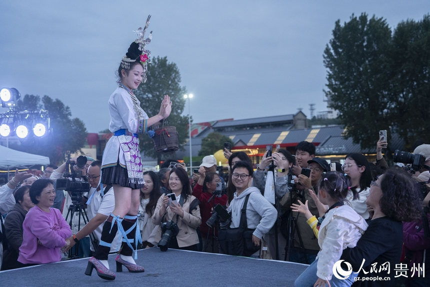 5月29日晚，贵州“村T”团队为多彩贵州城市民游客献上一场精彩的走秀展演。人民网 龙章榆摄