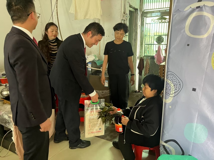 慰问小组为老人送上慰问物资.jpg
