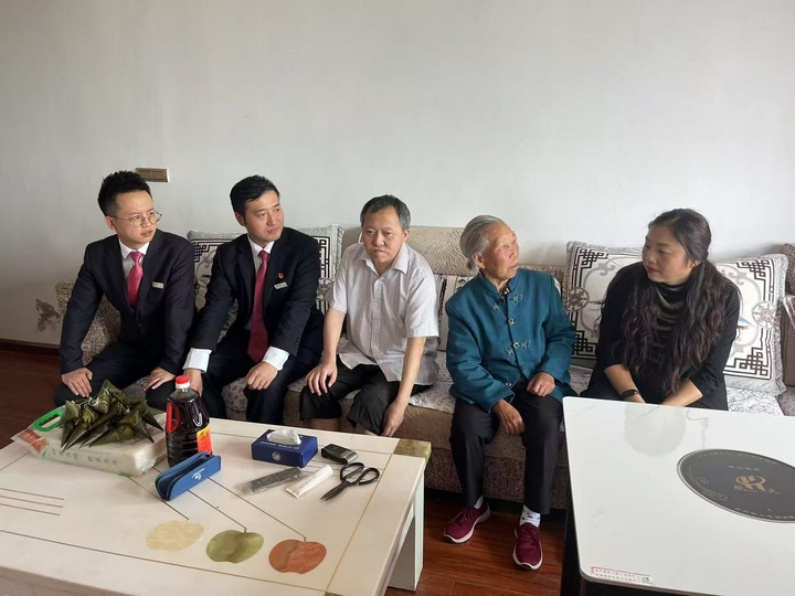 慰问小组与老人亲切交谈.jpg