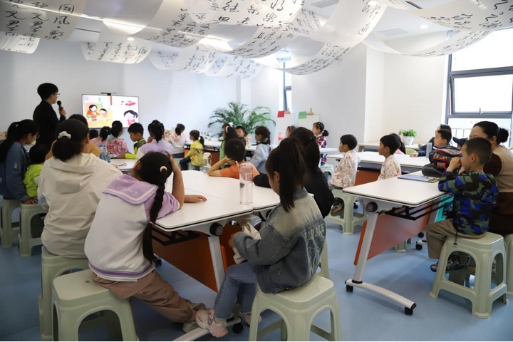 小读者认真聆听。.jpg