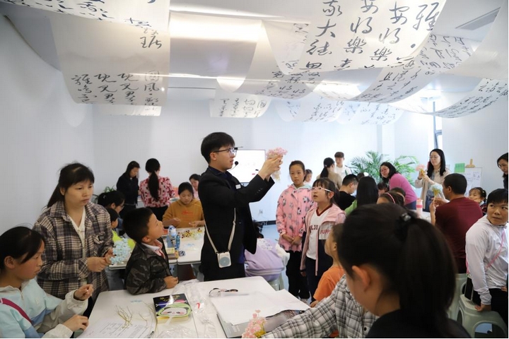 小读者学习手工制作。.jpg