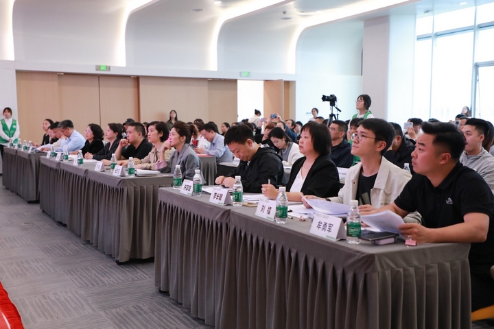 参加活动的领导和评委认真听取项目介绍。.jpg