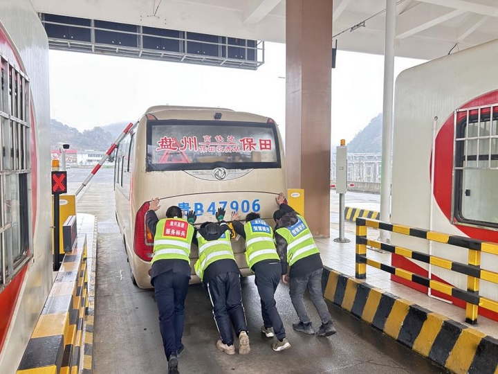 幫助故障車推車.jpg