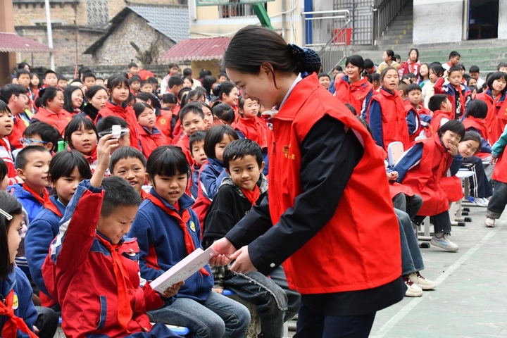 在校園開展消防安全宣傳.jpg