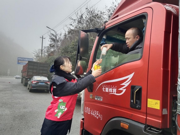 為司乘人員送上面包、熱水.jpg