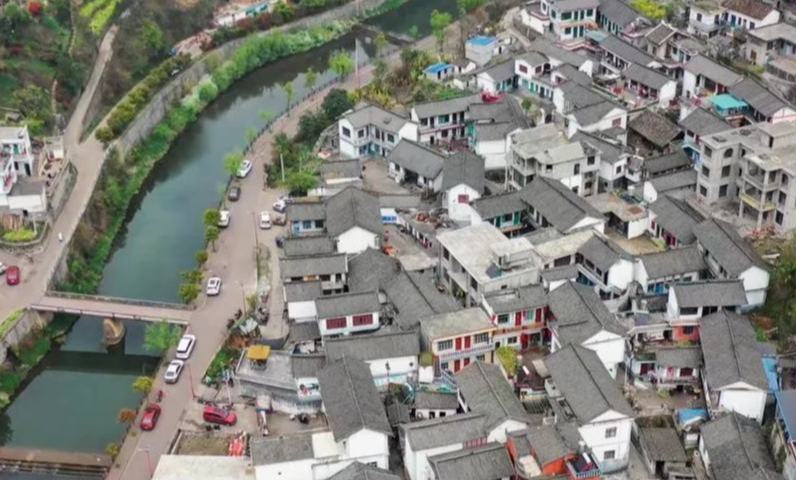 貴州盤州：小村庄拿了個國家獎         盤州市麻郎垤村堅持以社會主義核心價值觀的價值遵循為基准，凝聚向上、向善、向美的鄉村正能量，推動文明鄉風、經濟發展、基礎設施、民族文化、生態環境等工作取得顯著成效，特別是其文明和諧的鄉風民風成為全國文明村建設的典范……