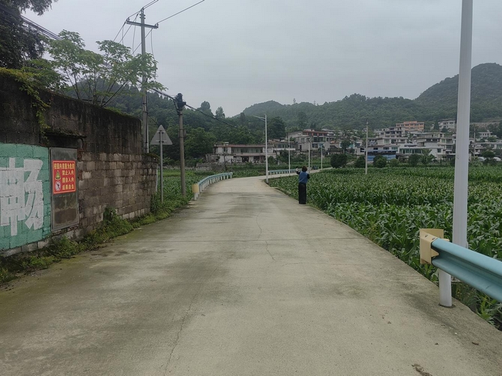 息烽县永靖镇马当田村鲁家寨组新硬化的通组路和新安装的路灯.jpg