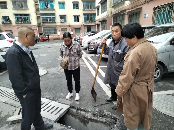 永阳街道新华社区党员干部多次深入中医医院宿舍小区帮助协调解决排污管网堵塞等问题.jpg