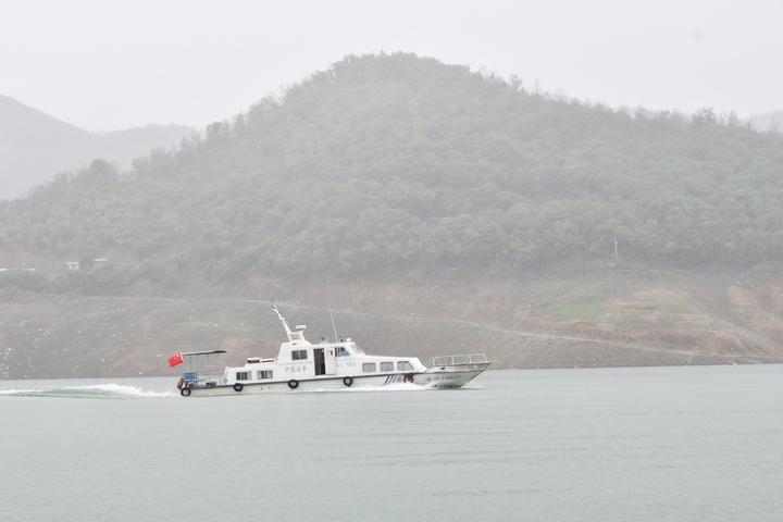 黔桂兩省區交通海事部門聯合巡航現場。