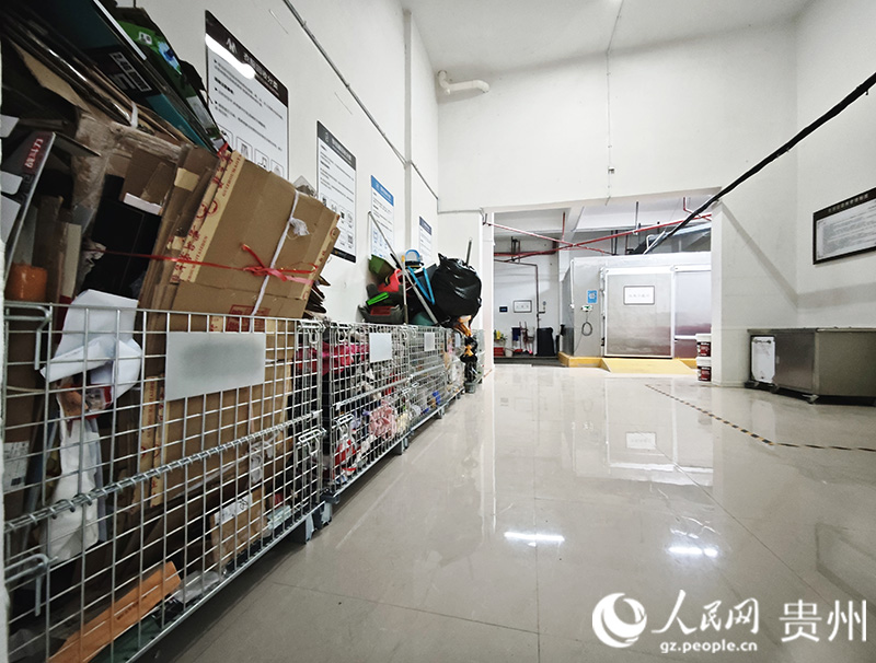 金红社区一小区生活垃圾收集点。人民网 龙章榆 摄
