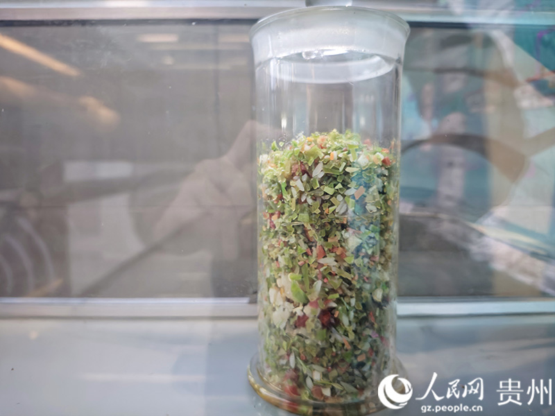 餐厨垃圾提炼加工成的有机渣料，可用于养殖饲料等。人民网 龙章榆 摄