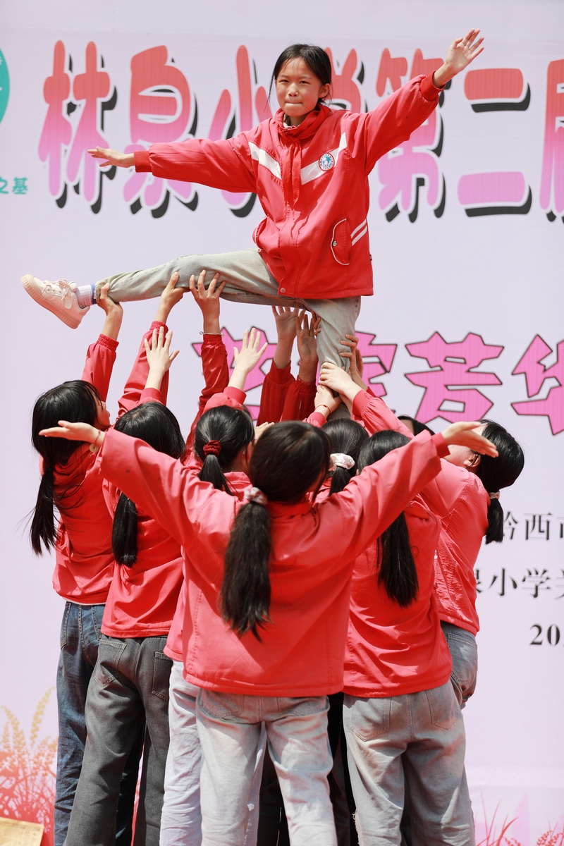 2025年5月29日，貴州省黔西市林泉鎮林泉小學的學生載歌載舞，快樂迎“六一”。