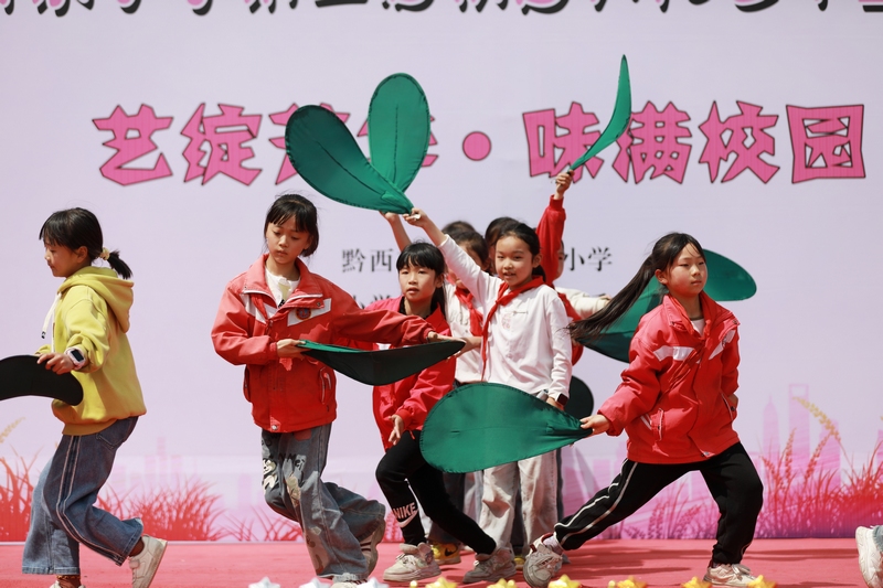 2025年5月29日，貴州省黔西市林泉鎮林泉小學的學生載歌載舞，快樂迎“六一”。