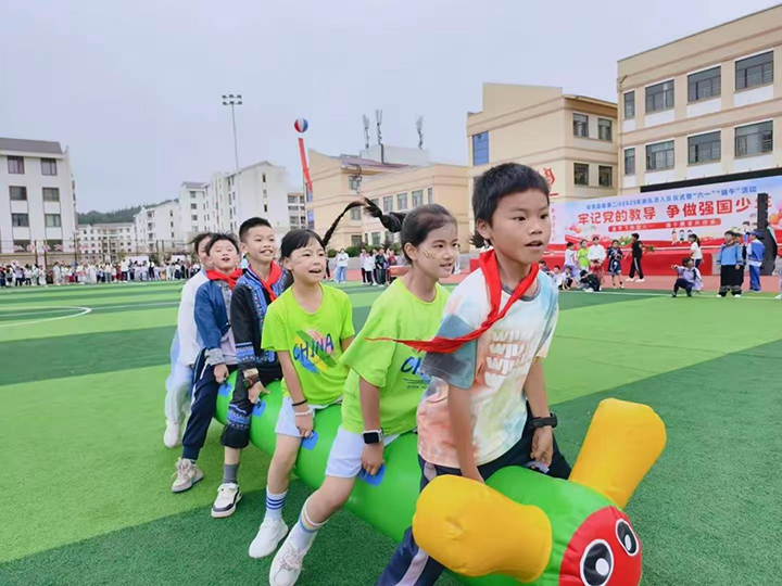 旱地龙舟赛。
