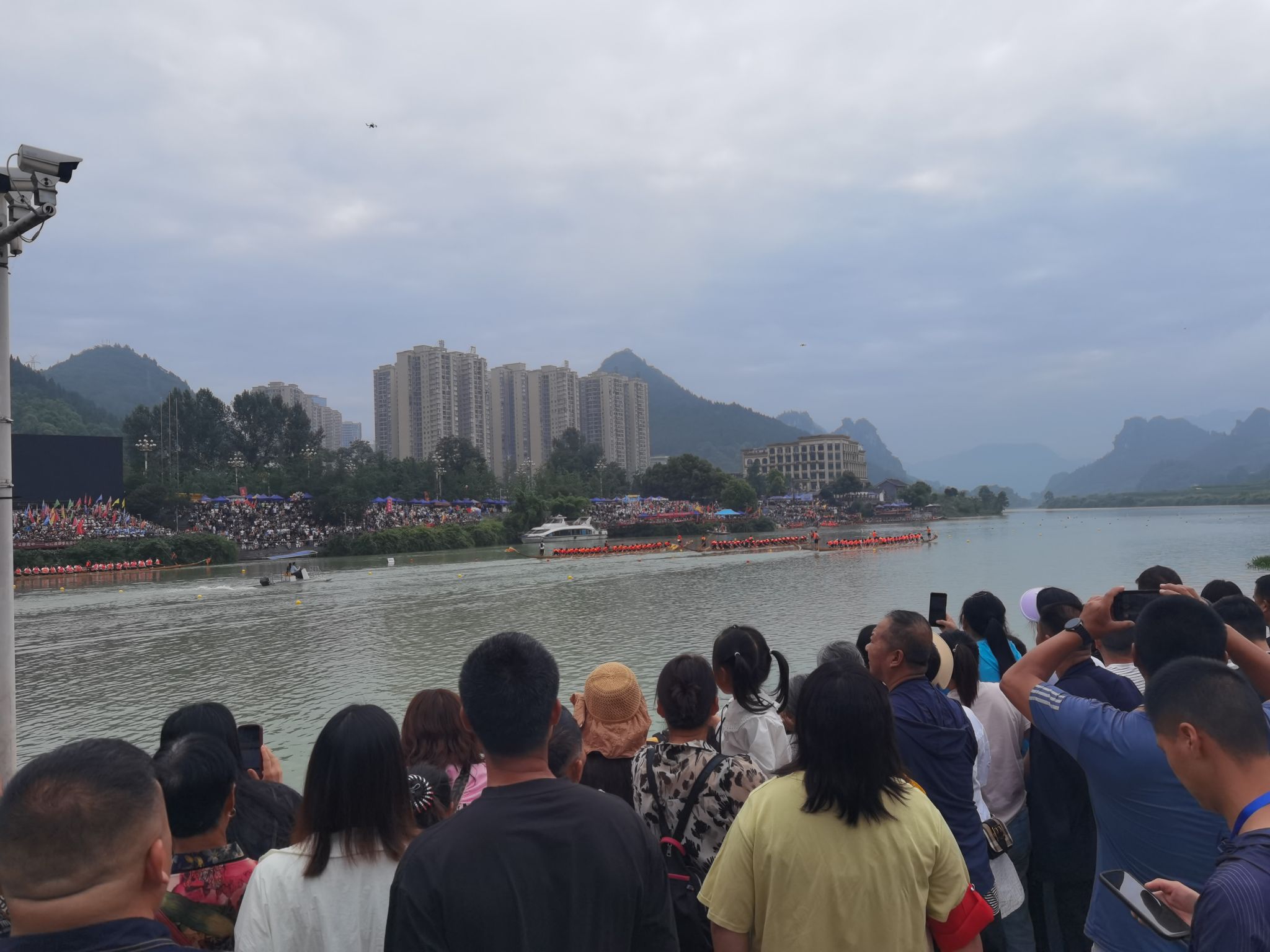 观赛现场人山人海。