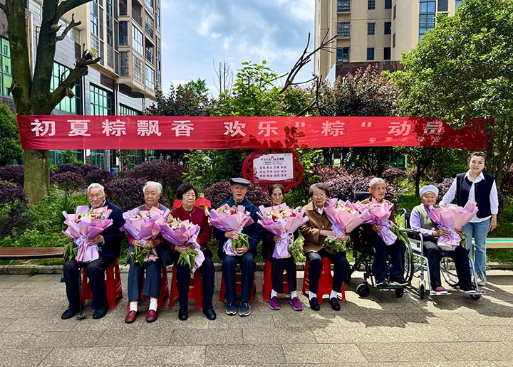 鄰裡老少同樂迎雙節。