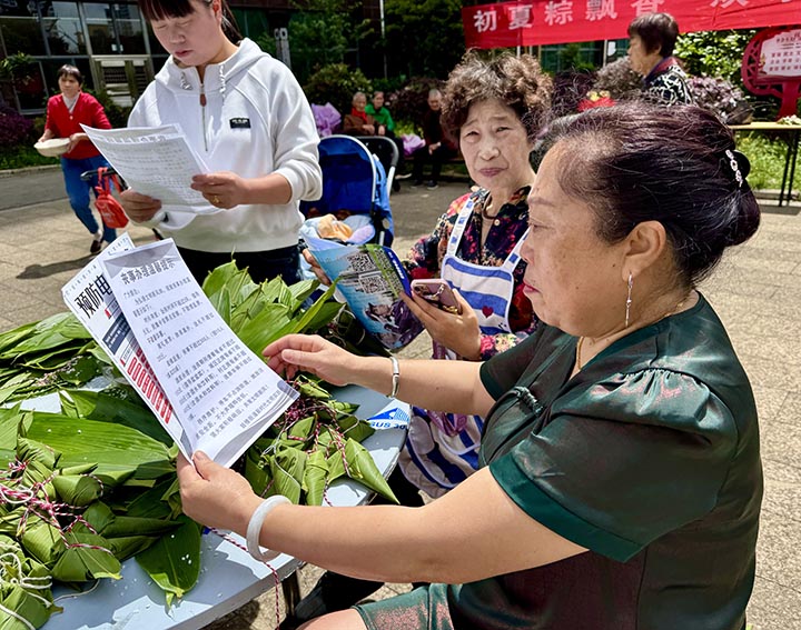 鄰裡老少同樂迎雙節。