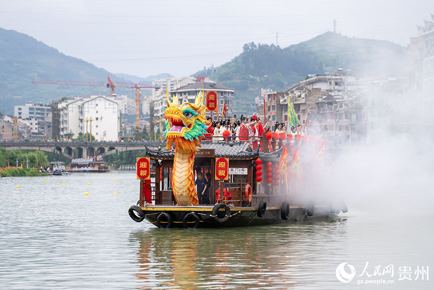 开幕式现场的龙船游江。人民网记者 涂敏摄
