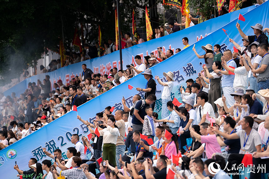 赛龙舟文化节开幕式现场。人民网记者 涂敏摄