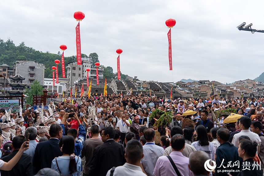 赛龙舟文化节的陆上游行现场。人民网记者 涂敏摄