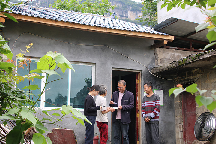 板溪镇台旺村党员干部走访群众。 梅亚军 摄