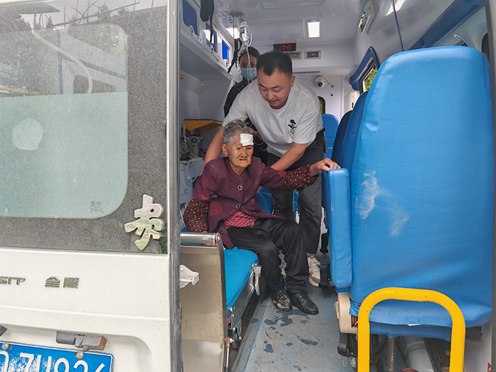 合水镇符家沟村党员干部救助摔伤老人。 合水镇供图