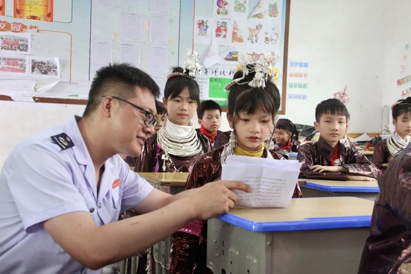 稅務干部為少數民族學生講解稅法知識。