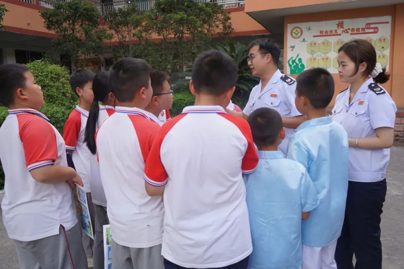 稅務人員給同學們講解稅收故事。