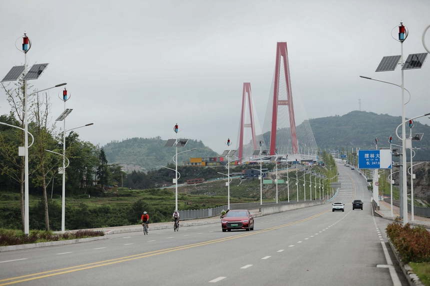 騎手穿越龍裡河大橋。