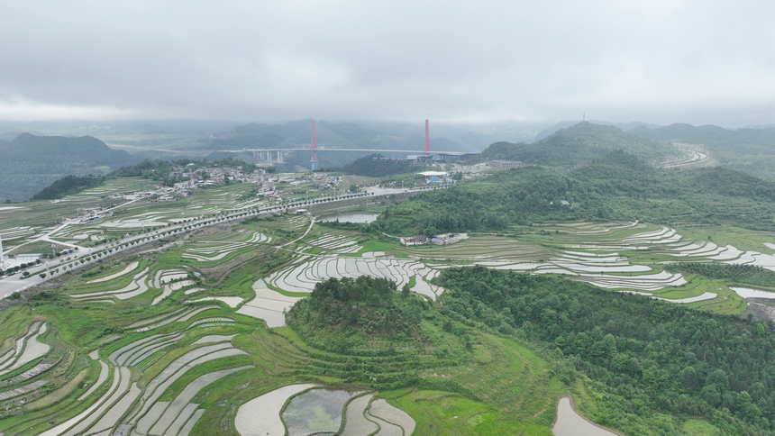 航拍龍裡河大橋。