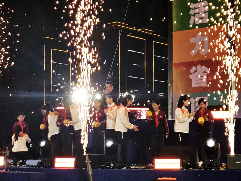 中国代表队向惠水藤球小队员赠送藤球。