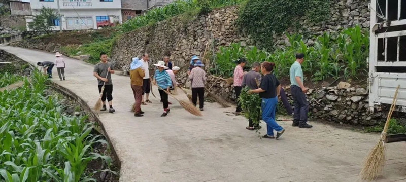 对垃圾进行全方位清理。