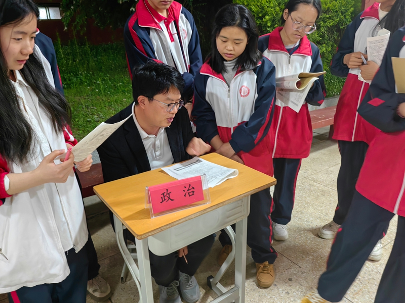 劉平為學生答疑解惑。