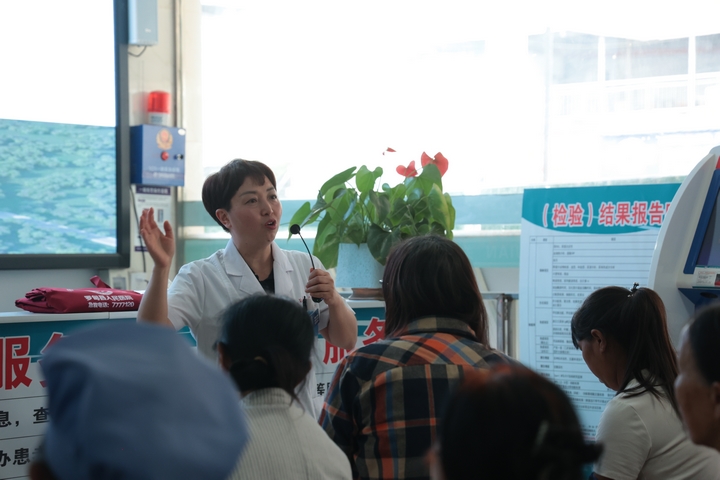 现场普及相关健康知识.JPG