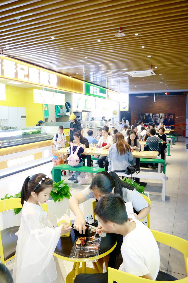 市民享受美食。