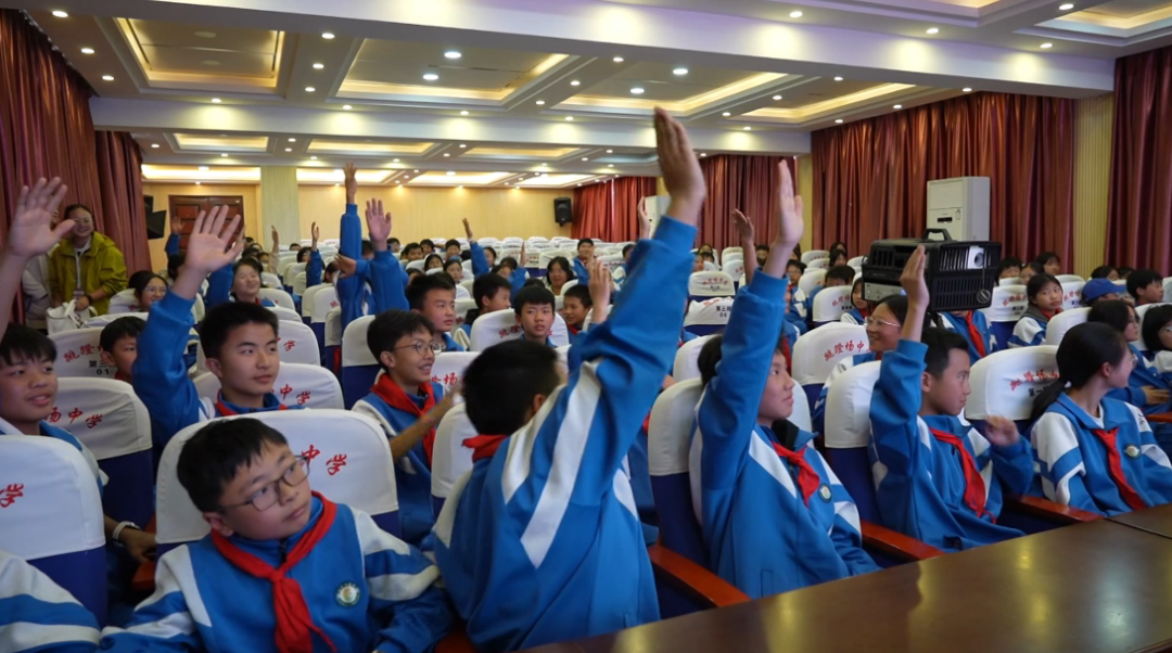 学生积极抢答现场。
