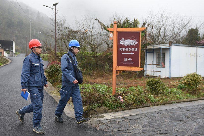 贵州电网遵义播州供电局员工走进苟坝红色美丽乡村开展用电服务。陈举摄